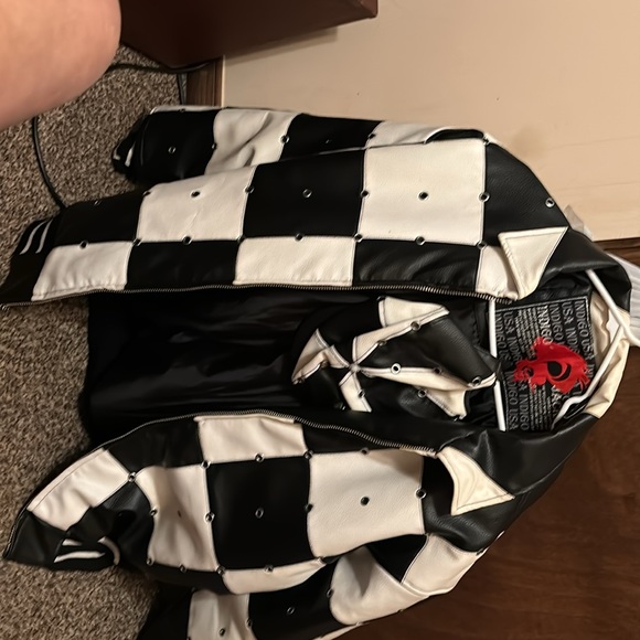 Am selling it cause I need to make room for my closet and it doesn’t fit me. - Picture 2 of 3